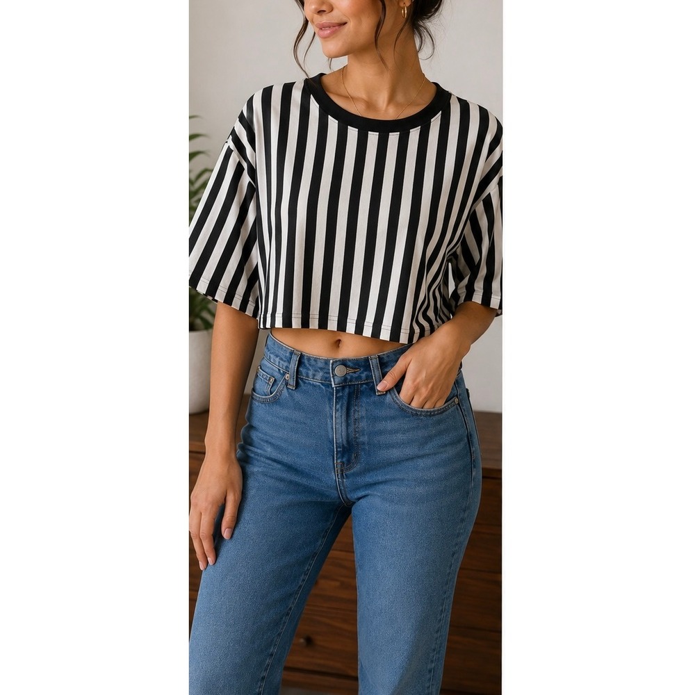 Womens Black and White Vertical Stripe Cropped T-Shirt Short Sleeve Size-S